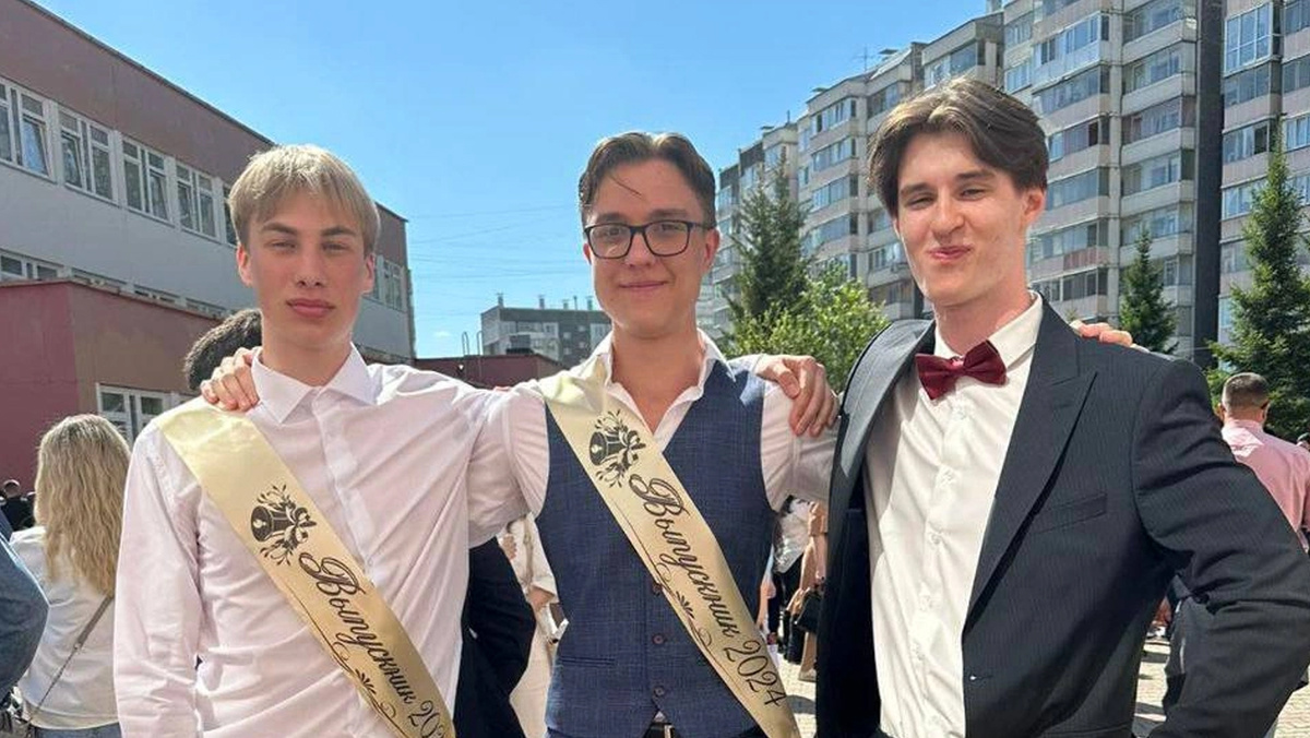 Наш стобалльник по химии справа на фото. Источник: Алексей Габалюк
