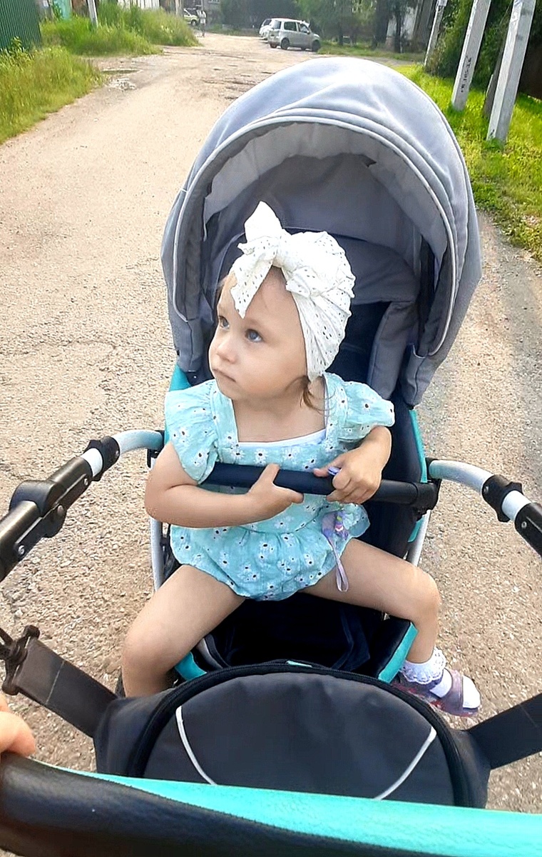 Алиса смотрит на самолёт.