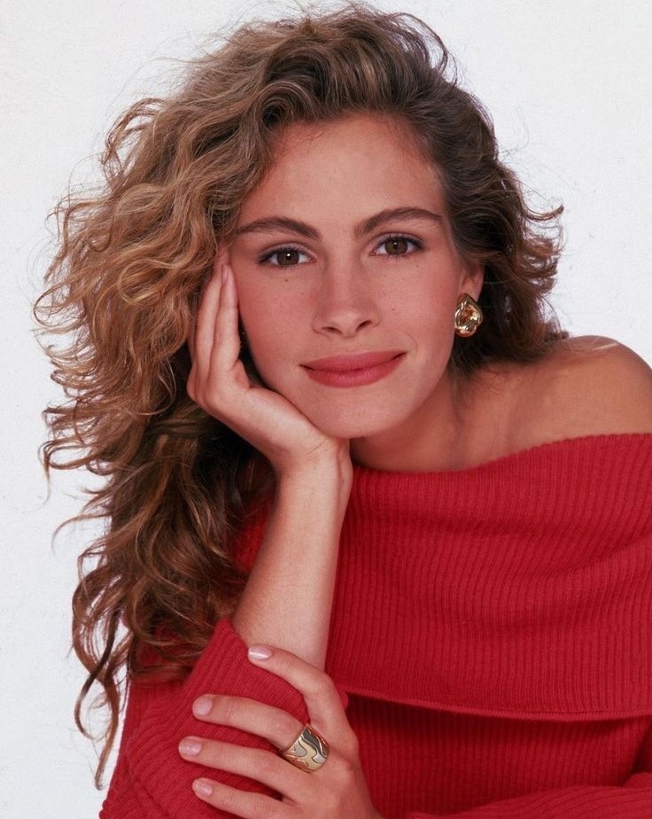 Главная красотка Голливуда Джулия Робертс непременно использовала плотный тональный крем и слой пудры сверху, чтобы добиться эффекта идеально матовой кожи