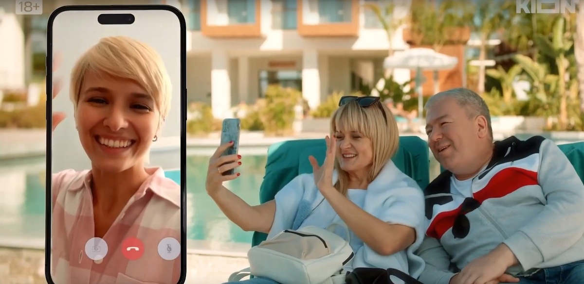 Кадр из сериала: Настя проверяет родителей по телефону