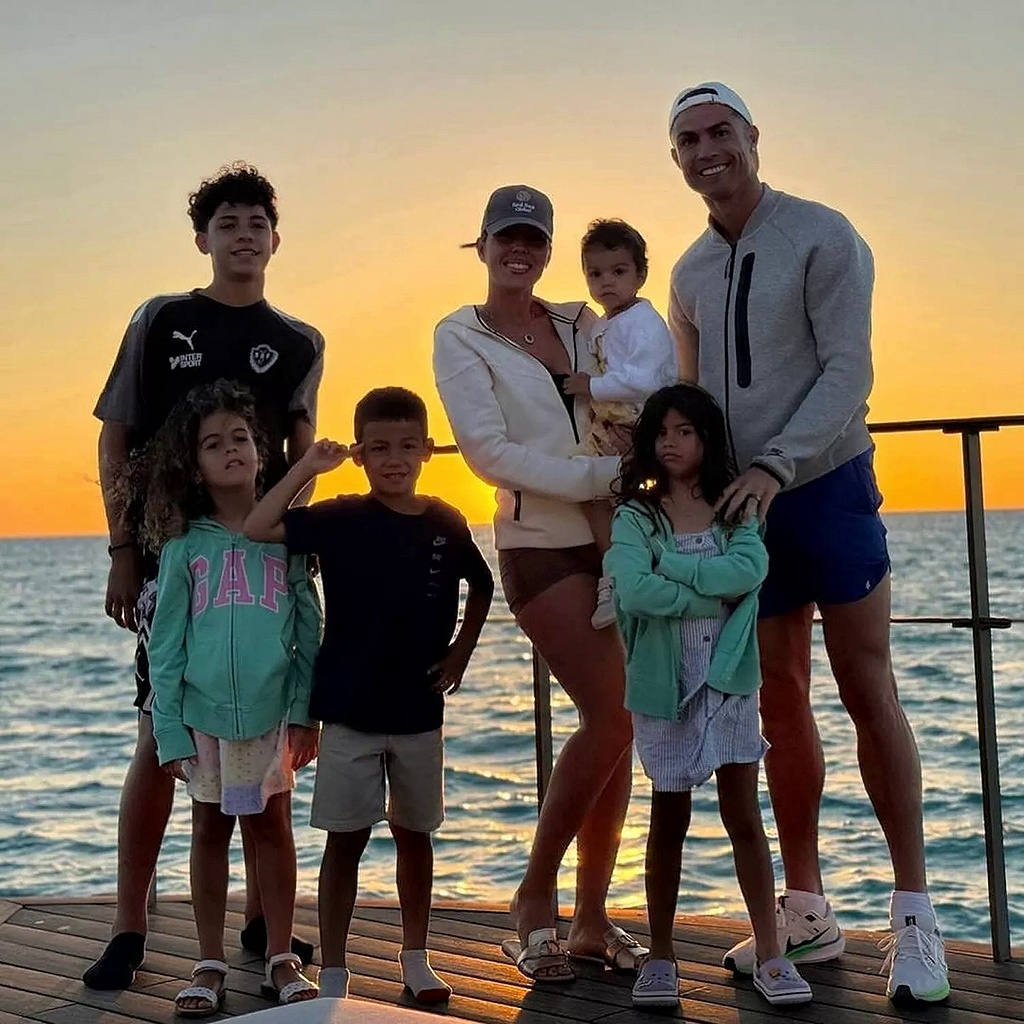 Криштиану Роналду и Джордина Родригес с детьми в Дубае, 2024 г