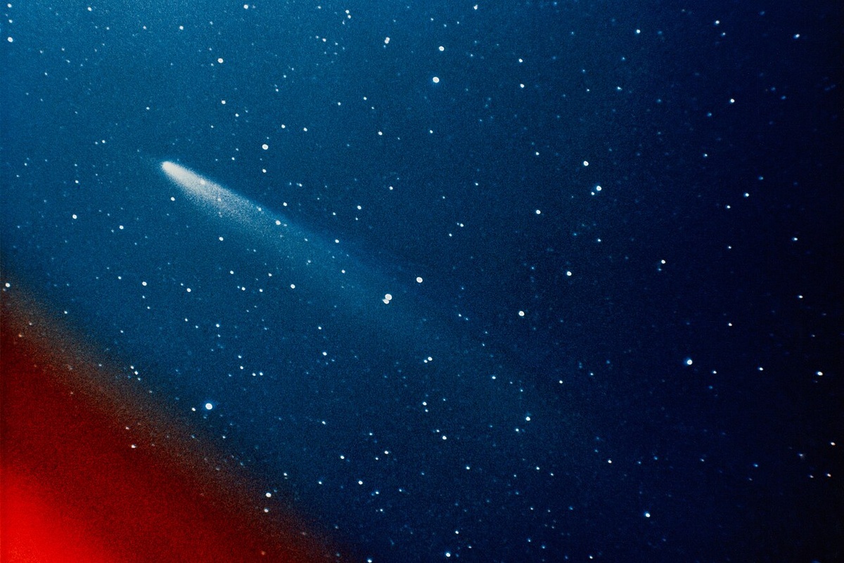Комета C/1973 E1 (Когоутека). Фото обсерватории Catalina. Источник Википедия.