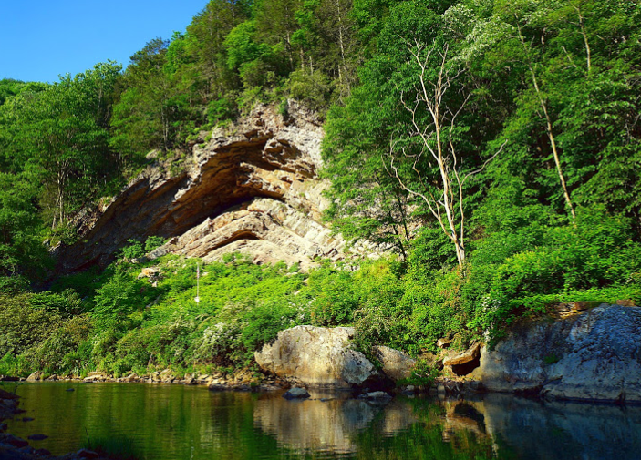Пример "Хребта Дьявола", этот природный памятник находиться в округе Покахонтас, Зап Вирджиния  на берегу речки Кнаппс-Крик
