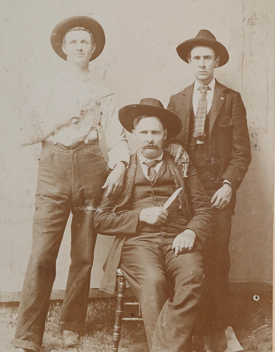 "Кэп" Хатфилд (в середине) со своими братьями, фото сделано в средине 1890-х годов