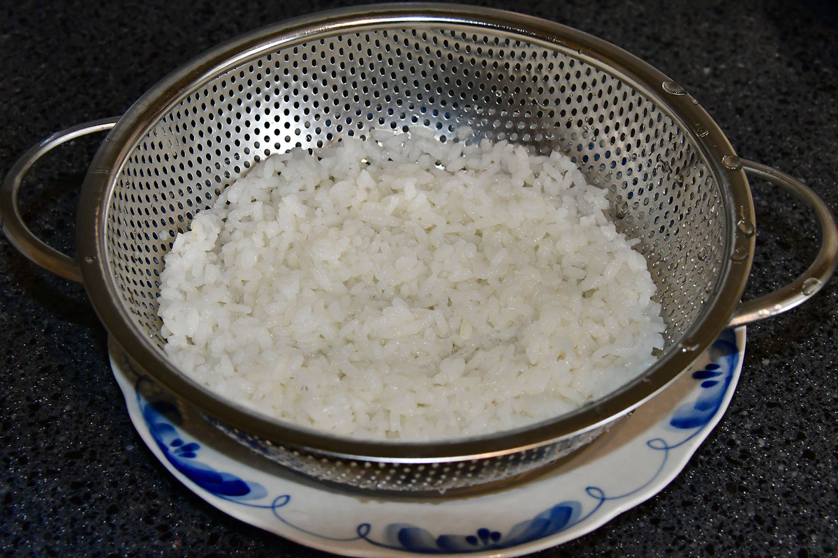 Отварной рис откидываем на дуршлаг