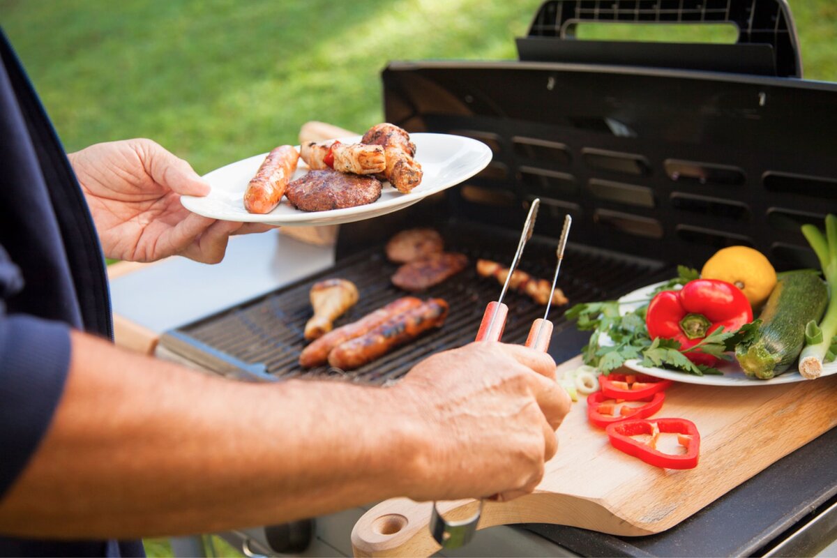 Теплый летний вечер. Солнце медленно опускается за горизонт, окрашивая небо в нежные розово-оранжевые оттенки. В воздухе витает аромат свежескошенной травы и дымка от барбекю.-3