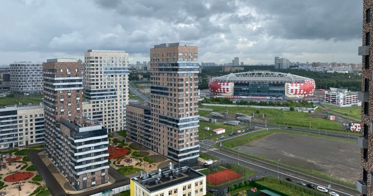 «Лукойл Арена» — это футбольный стадион в районе Покровское-Стрешнево, домашняя арена клуба «Спартак». Он построен на территории бывшего Тушинского аэродрома и вмещает почти 46 тыс.