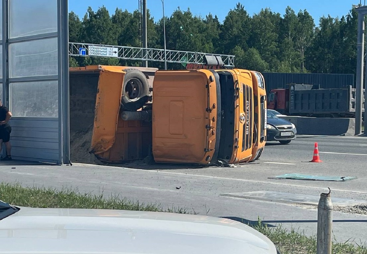 Грузовик пробил дорожное ограждение.  Фото: Фото: ФедералПресс / Ирина Ромашкина