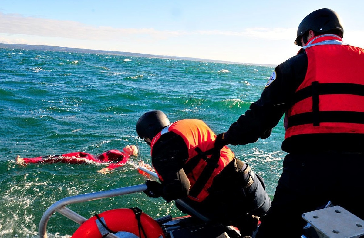 Человек за бортом!