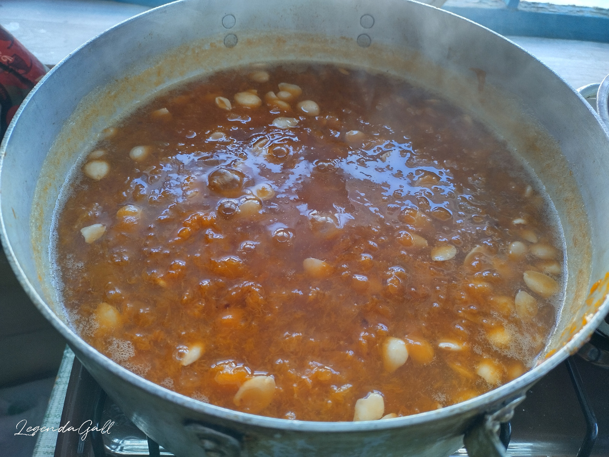 Уже при первом закипании ягоды начали разваливаться, при втором половина превратилась в кашу, а третьего нагрева ни одна не выдержала. Пришлось уваривать так...