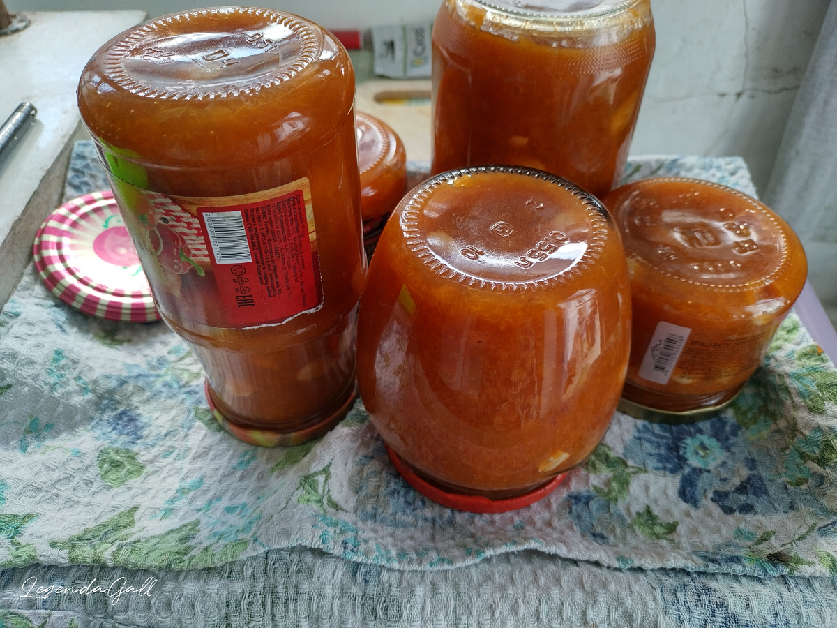 Пять банок - стандарт. Правда еще полная пиала осталась на пробу. Хорошее варенье, много не съешь))) Надолго хватит.