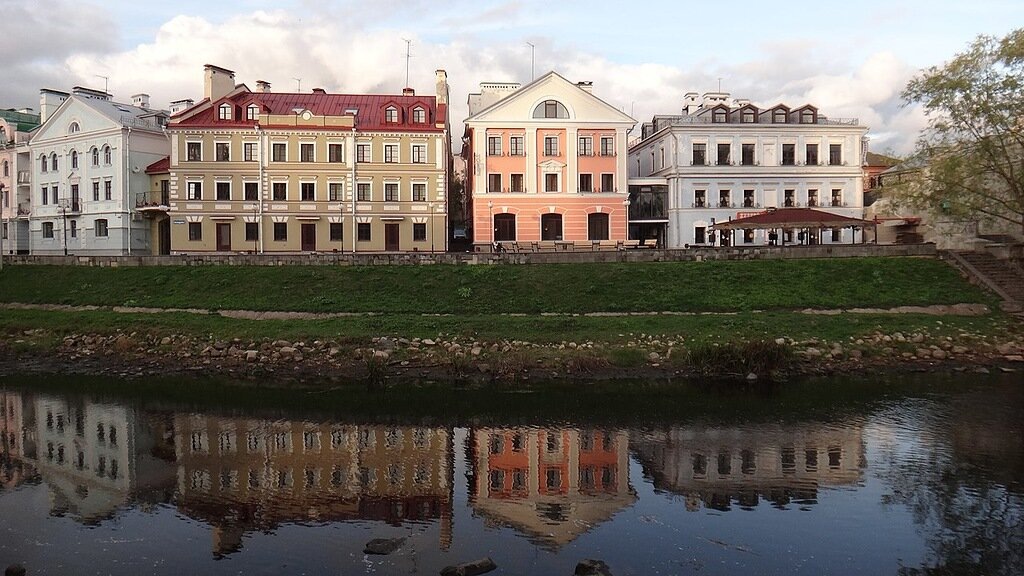 Дома в центре Пскова, у реки. Автор: karel291