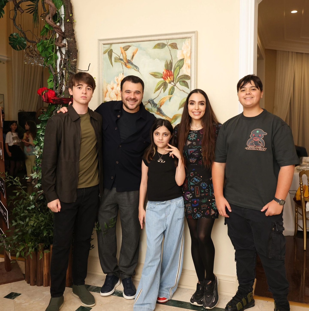    Эмин Агаларов и Лейла Алиева с их детьми: Микаилом, Али и АминойСоцсети Эмина Агаларова