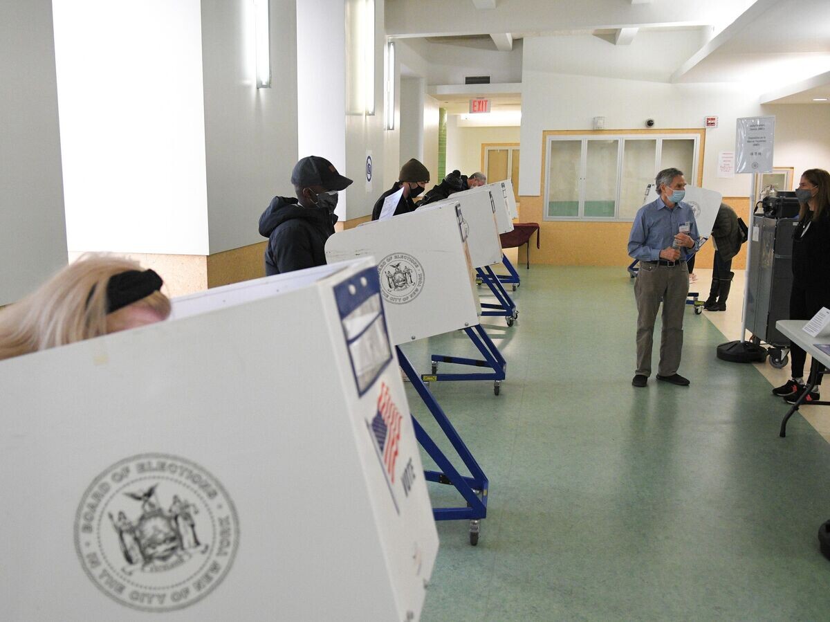    Избиратели во время голосования на выборах президента США на одном из избирательных участков в Нью-Йорке© РИА Новости / Дмитрий Паршин