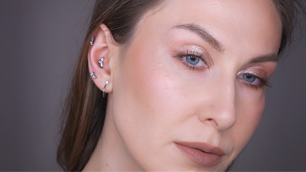 Наташа Х. Вариант простого быстрого макияжа: тон, румяна, бежево-коричневая помада и нежные блестящие тени на глазах