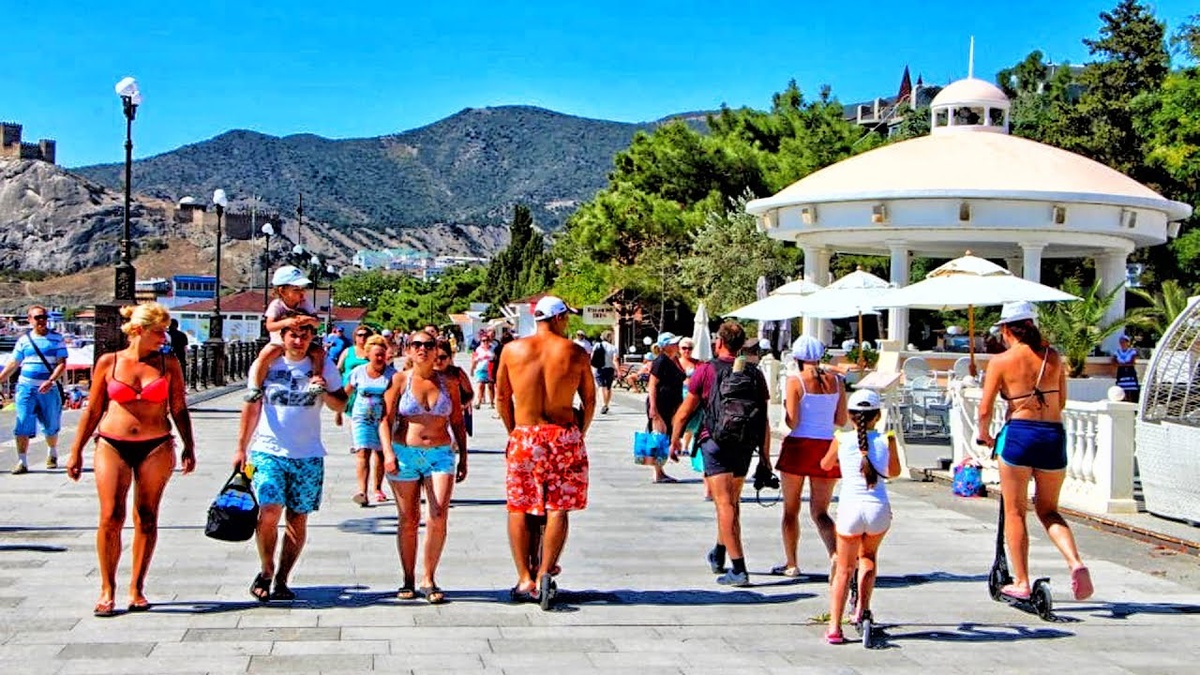 Люди в крыму отзывы. Туристы в севастополе. Туристы на море в крыму. Картинка парень в крыму. Жизнь в томске отзывы переехавших.