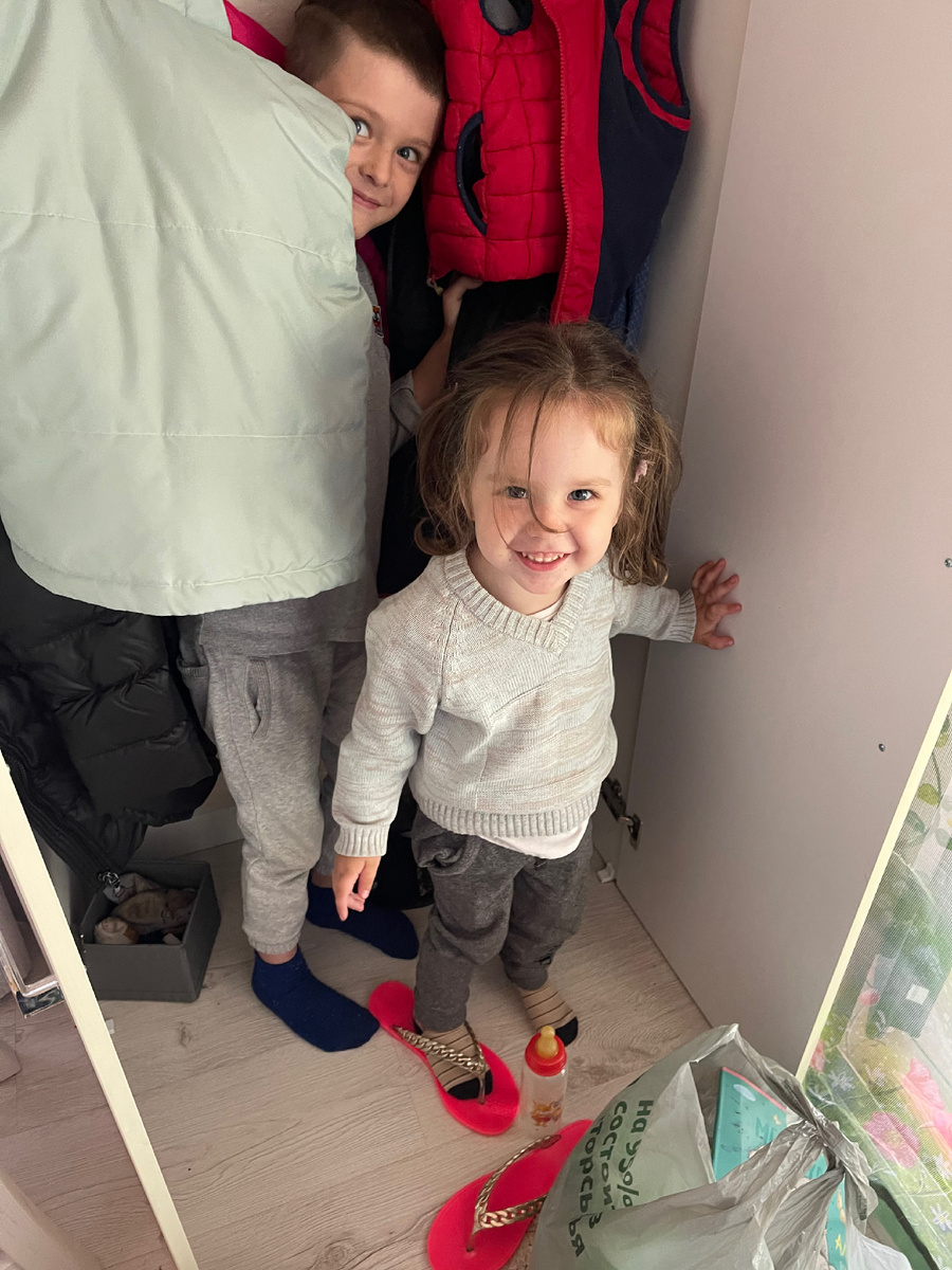 Счастливые дети на даче