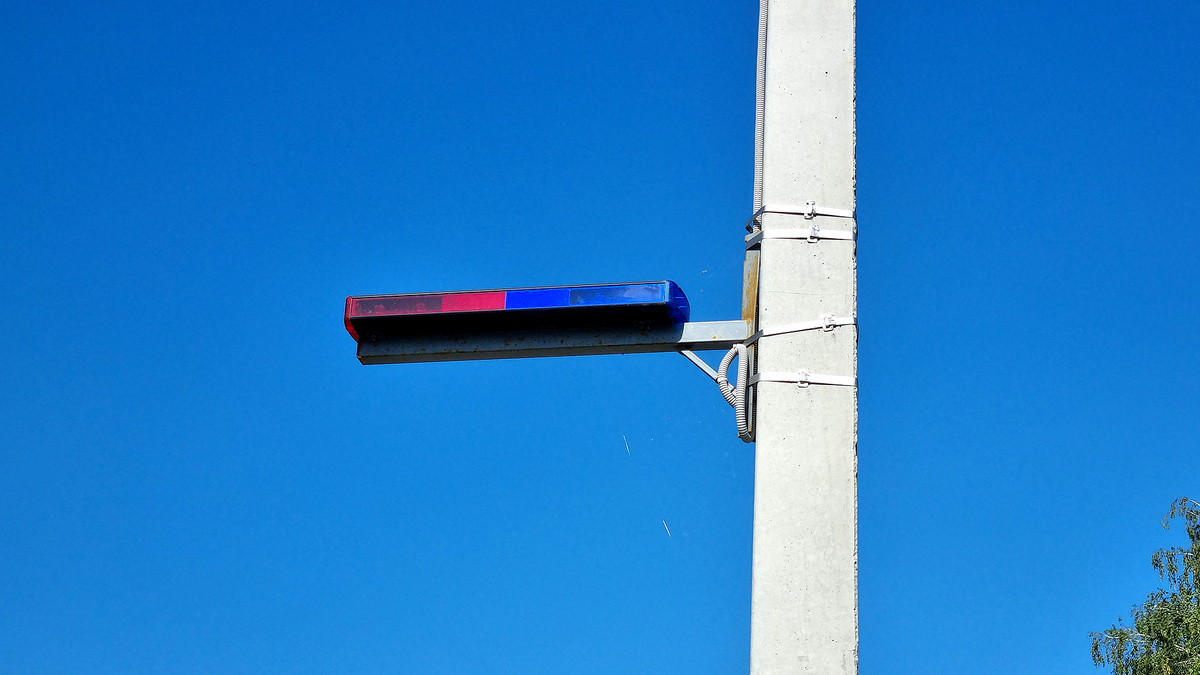 Сейчас на многих столбах, как в черте города, так и на трассах вешают сине-красные «мигалки». Они очень похожи на проблесковые маячки ГИБДД или полиции.
