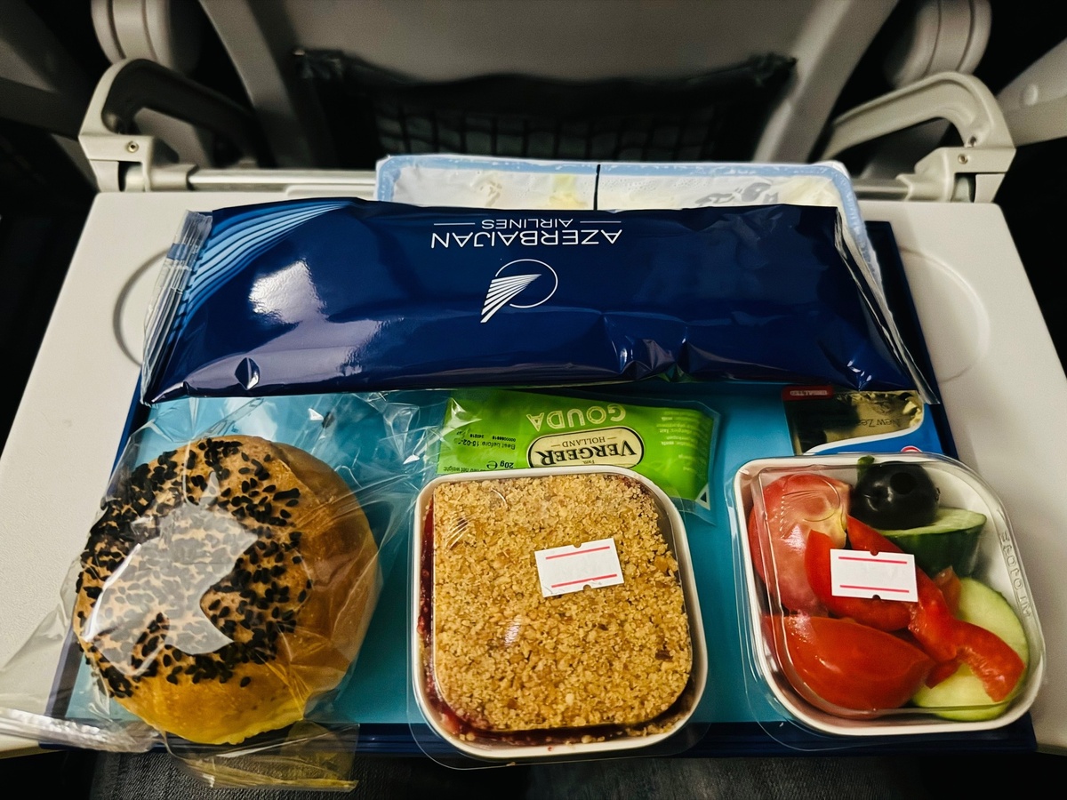 Вот, например, набор питания к ужину. Горячее и вино еще не принесли