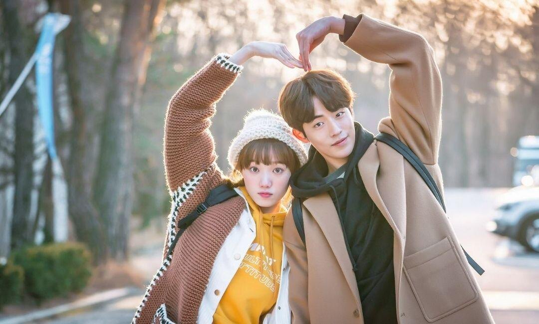 Эта девушка сильна не по годам. Еще в детстве папа дал ей в руки штангу и направил в мир большого спорта. Из нее воспитывают чемпионку – на разные глупости времени нет. Салоны красоты, вечеринки, свидания - не для неё. Скоро важные соревнования и нужно увеличивать нагрузки. Она бы сдюжила, но вдруг... почувствовала себя слабой. Почему? Потому что влюбилась! Дорама очень интересная и смешная, обязательно к просмотру.