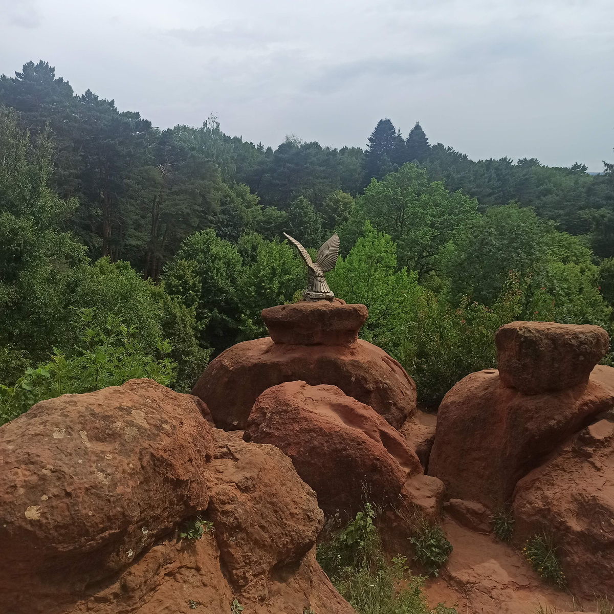 Красные камни в Нижнем парке, это всё -- парк!