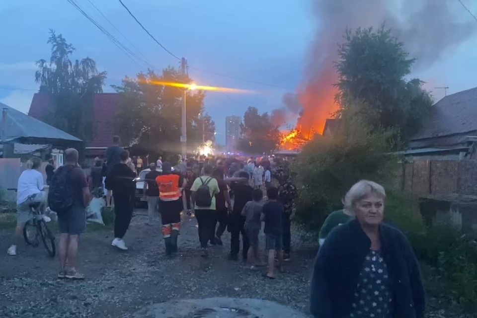    Провода искрят, все в дыму: публикуем фото и видео пожара на улице Пушкарева в Новосибирске. Фото: Ирина Волчкова