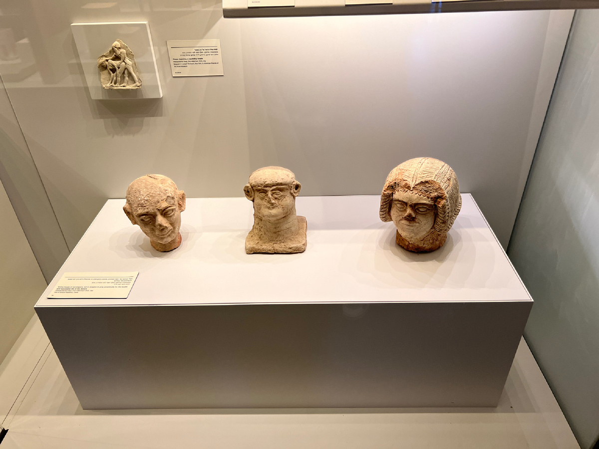 Археологические находки древней Месопотамии, представленные в музее Израиля в Иерусалиме. 