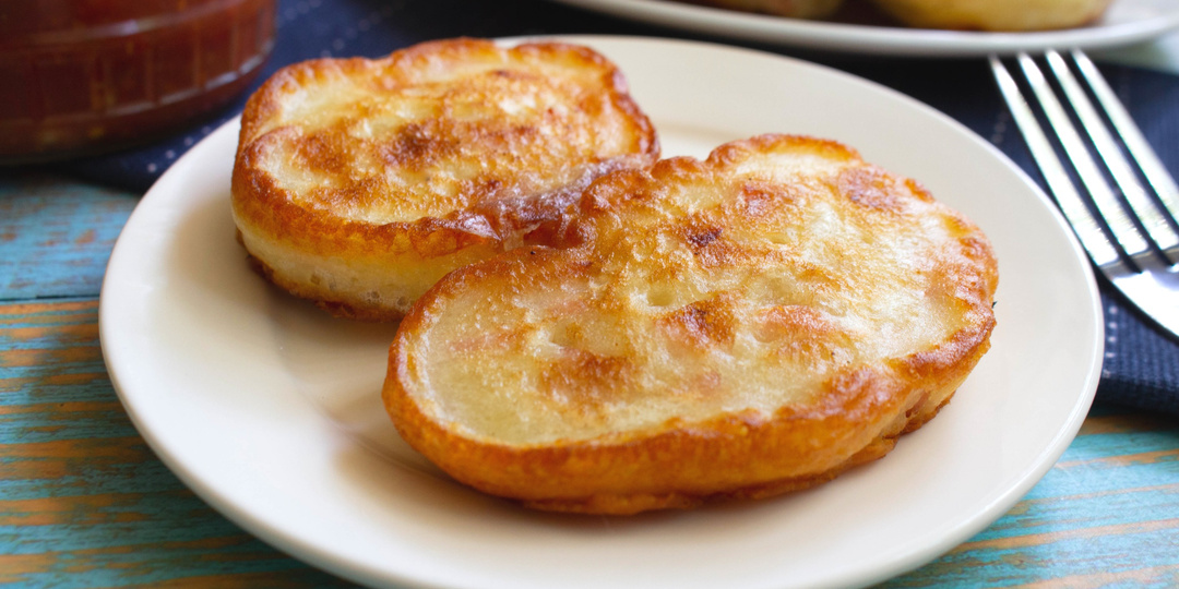 Оладьи на кефире с вареной колбасой