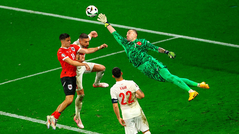    Мерт Гюнок защищает ворота сборной Турции. Reuters