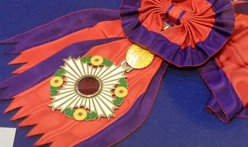 Знак и лента ордена Хризантемы. Источник: Wikimedia Commons