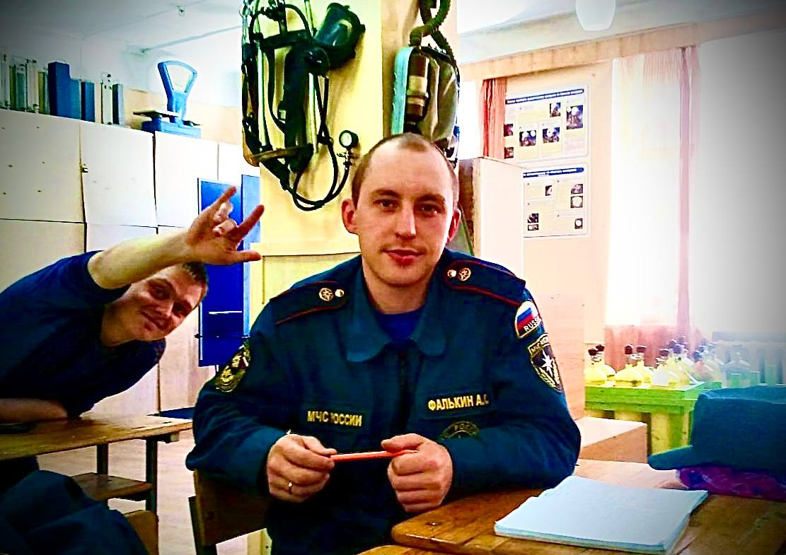 Алексей Фалькин днём спасал людей, а вечером отнимал у них жизни. Алексей Фалькин был сотрудником МЧС, на счету которого несколько жизней надругательств.