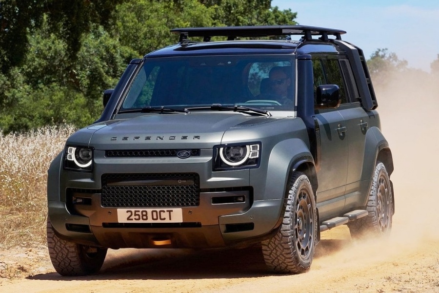 В семье Land Rover Defender очередное пополнение, да еще какое – новая спецверсия Land Rover Defender OCTA, где объединились улучшенные внедорожные возможности с чрезвычайной мощностью и динамикой.