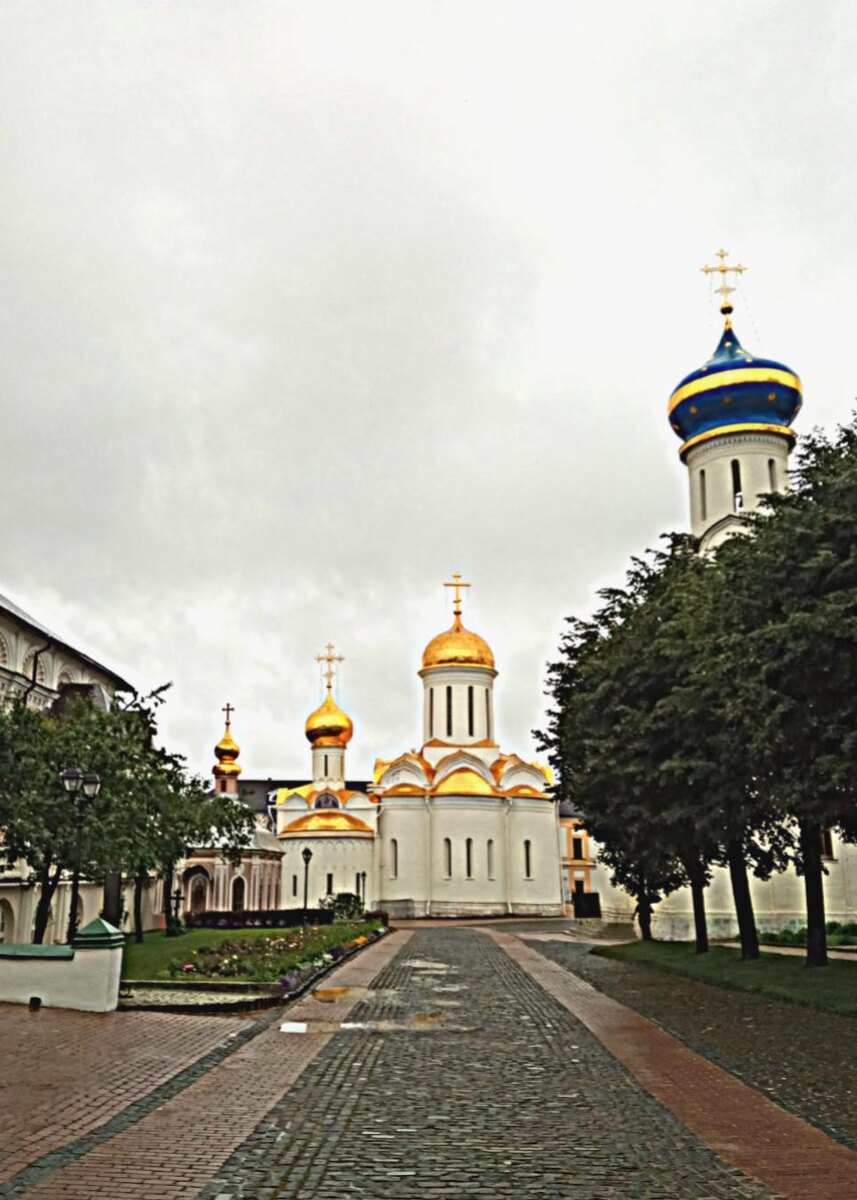 Свято-Троицкая церковь в Троице-Сергиевой лавре, где находятся мощи преподобного Сергия