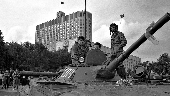 ПОСЛЕ ТРАГЕДИИ ПЕРЕВОРОТА И ШТУРМА БЕЛОГО ДОМА МАЛОФЕЕВ НЕ ЖЕЛАЛ ИМЕТЬ С ПОЛИТИКОЙ НИЧЕГО ОБЩЕГО.