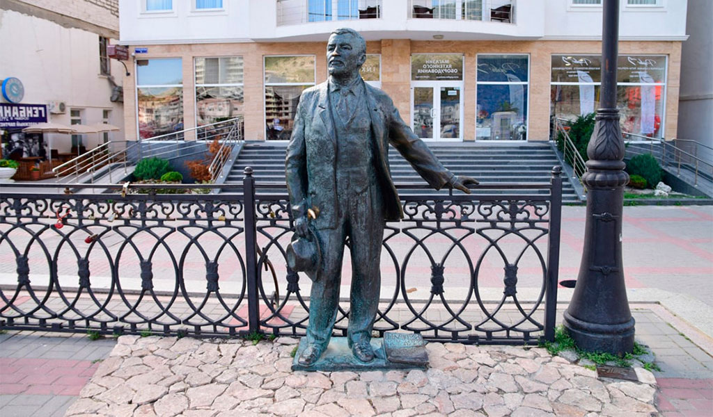 Статуя А.Куприна в Балаклаве