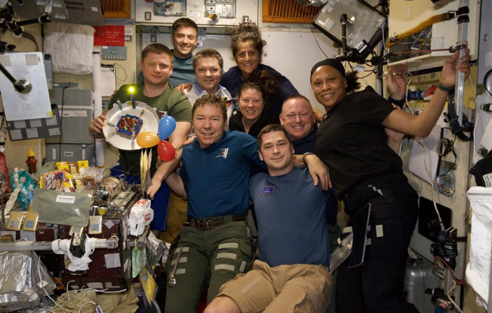 Поздравление Олега Кононенко с 60-летием на МКС. Фото: Роскосмос