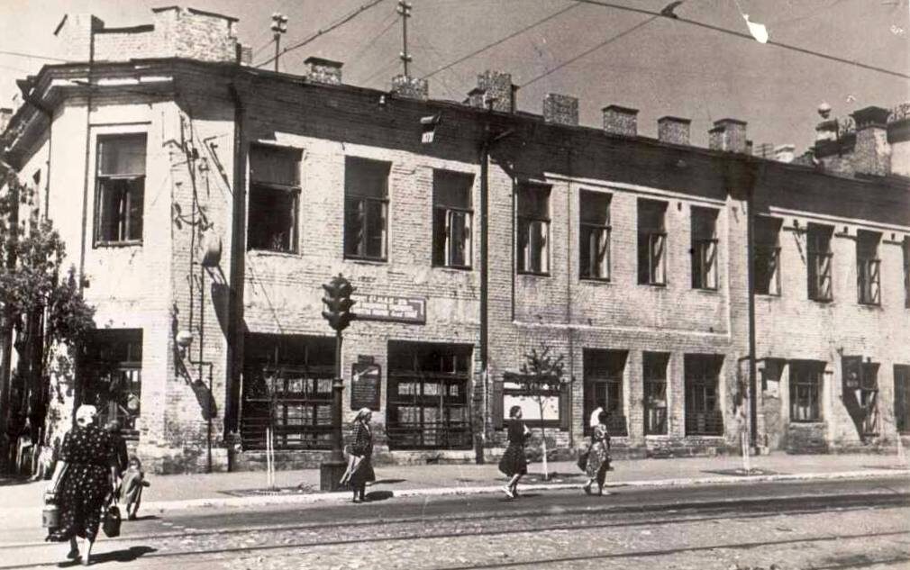 На фото 1960-х. можем наблюдать изначальную обнаженную кирпичную кладку уличных фасадов. Оштукатурена была только угловая часть,