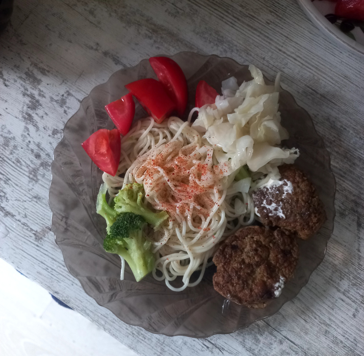 Брокколи, квашеная капуста, свежий помидор. Печёночные котлеты. 