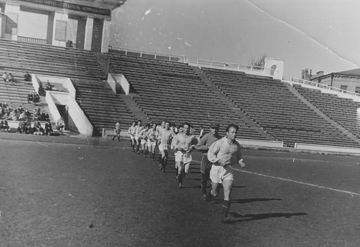 Выбегает команда из райцентра Петровск. 