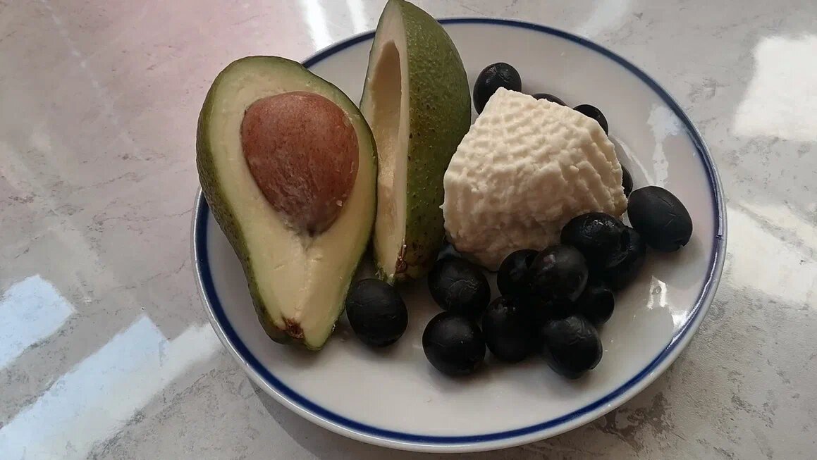 Тарелка полная, но мелкая