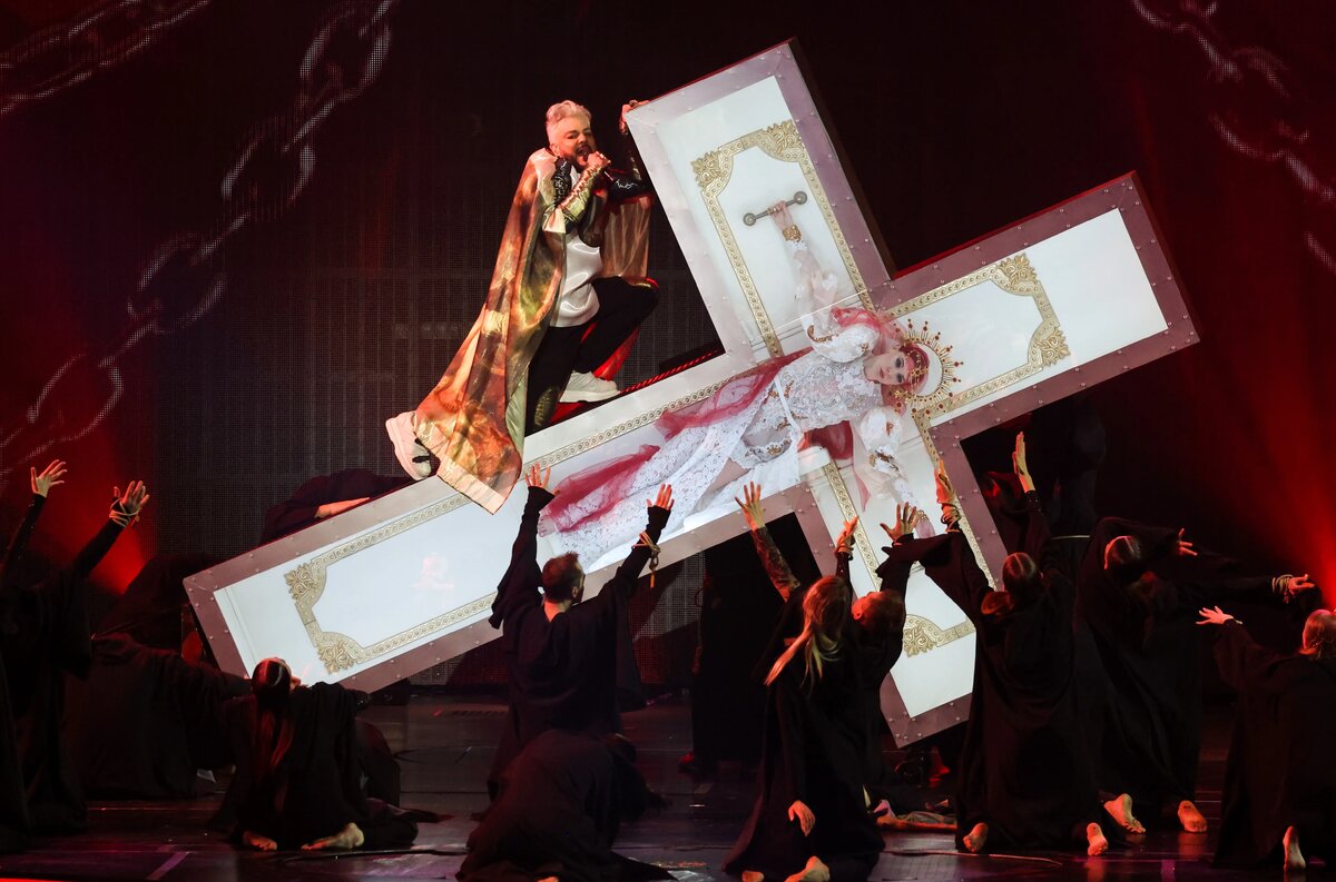 Москва. Кремлёвский Дворец съездов. Народный артист России Филипп Киркоров топчется на кресте. Фото из открытых источников интернета.