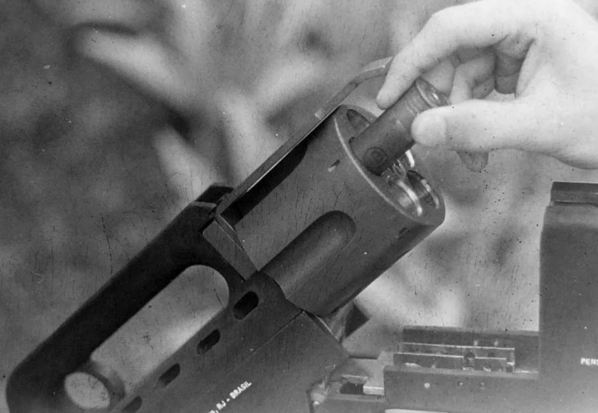 Экспериментальная модель дробового ружья под названием Pentagunбыла разработана бразильским оружейным конструктором Нельмо Сюзано в 1985 г.-2