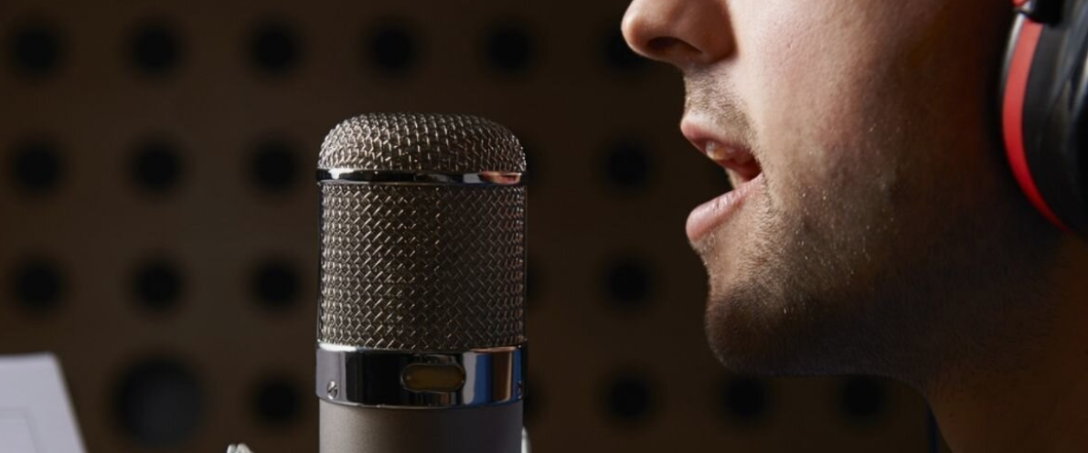 Наш природный голос всегда звучит красиво. Но далеко не у всех он остался без изменений во взрослом возрасте (фото из открытых источников).