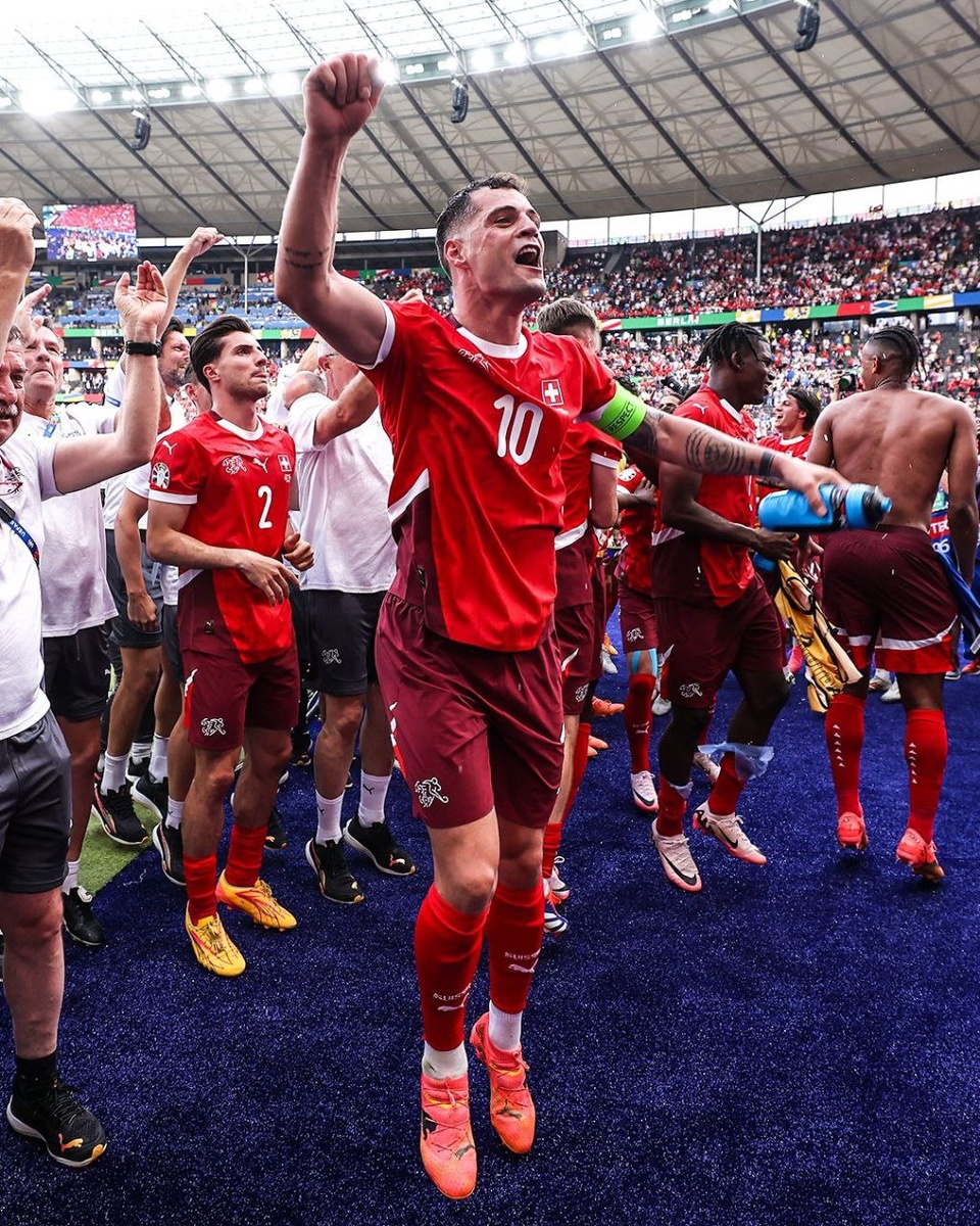 Гранит Джака вместе с партнёрами празднует выход в четвертьфинал. Источник фото: официальный аккаунт «B/R Football» в «Х».