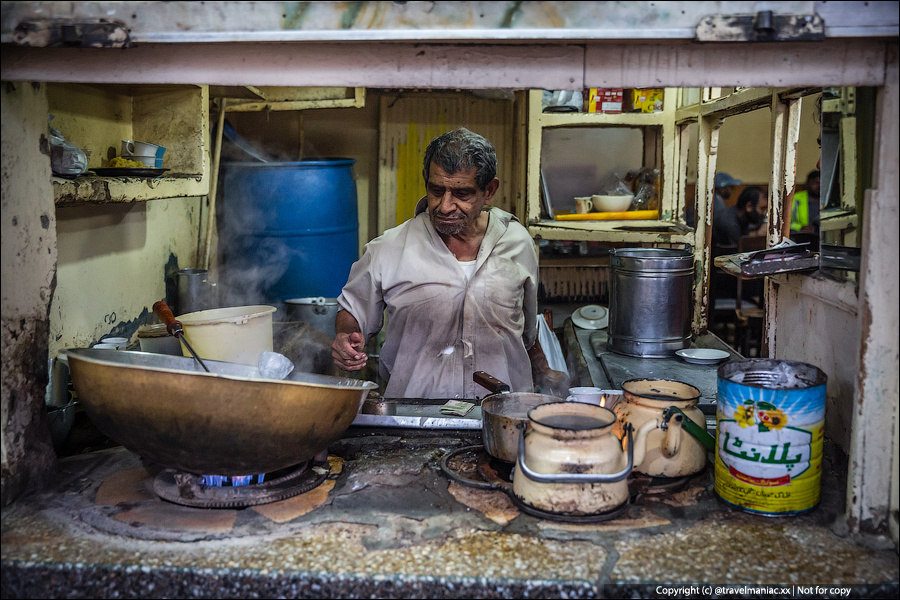 Не пугайтесь, это кофейня.  Самая обыкновенная уличная пакистанская кофейня. Как «Шоколадница» или «Кофемания» у нас. Только чуть-чуть другая. Самую малость, насколько вы можете судить по этим фото.