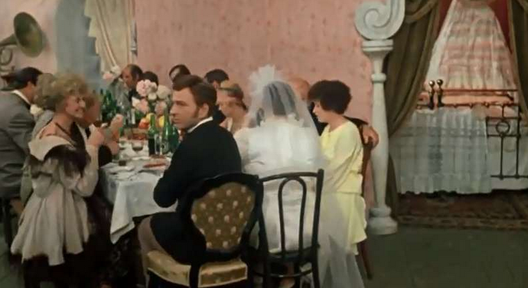 «12 стульев» (1971). Гостья (сидит слева). Фото из интернета.