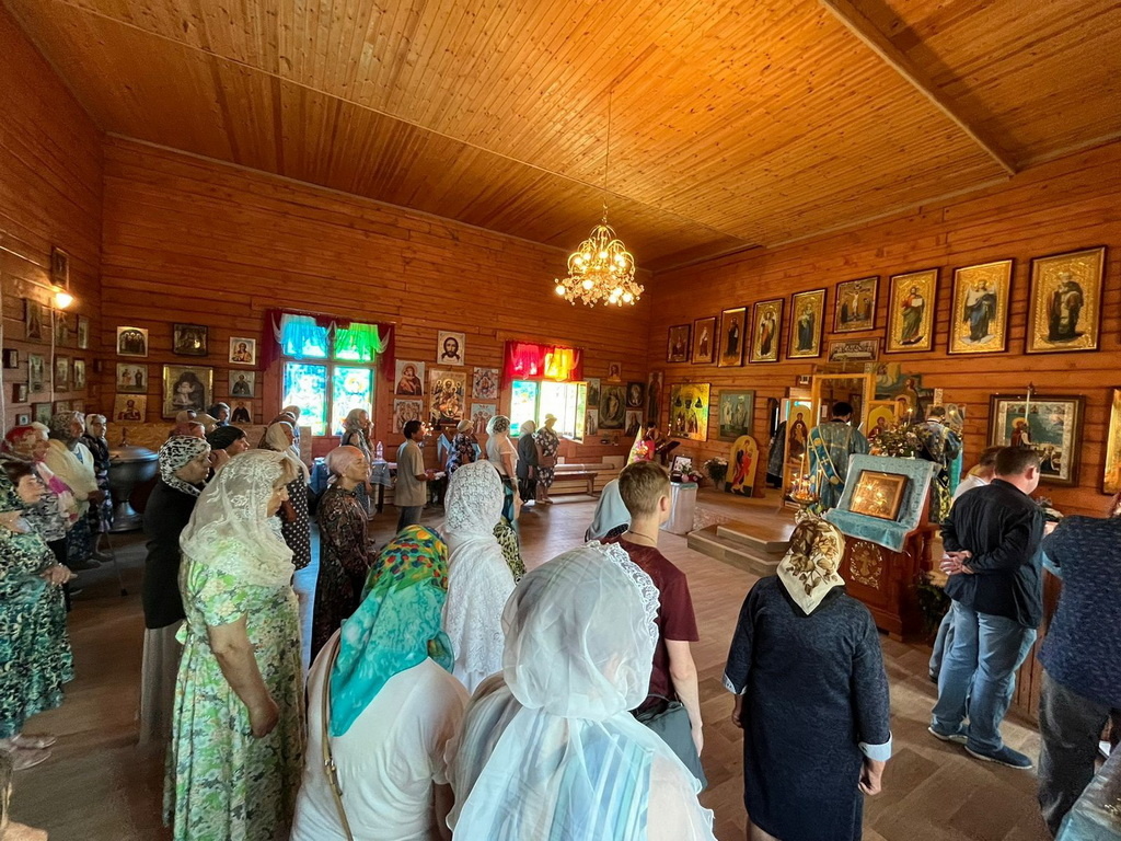 1 июля 2024 года, день прославления иконы Божией Матери «Боголюбская», в одноименном храме поселка Дедовичи состоялось торжественное богослужение в честь престольного праздника.