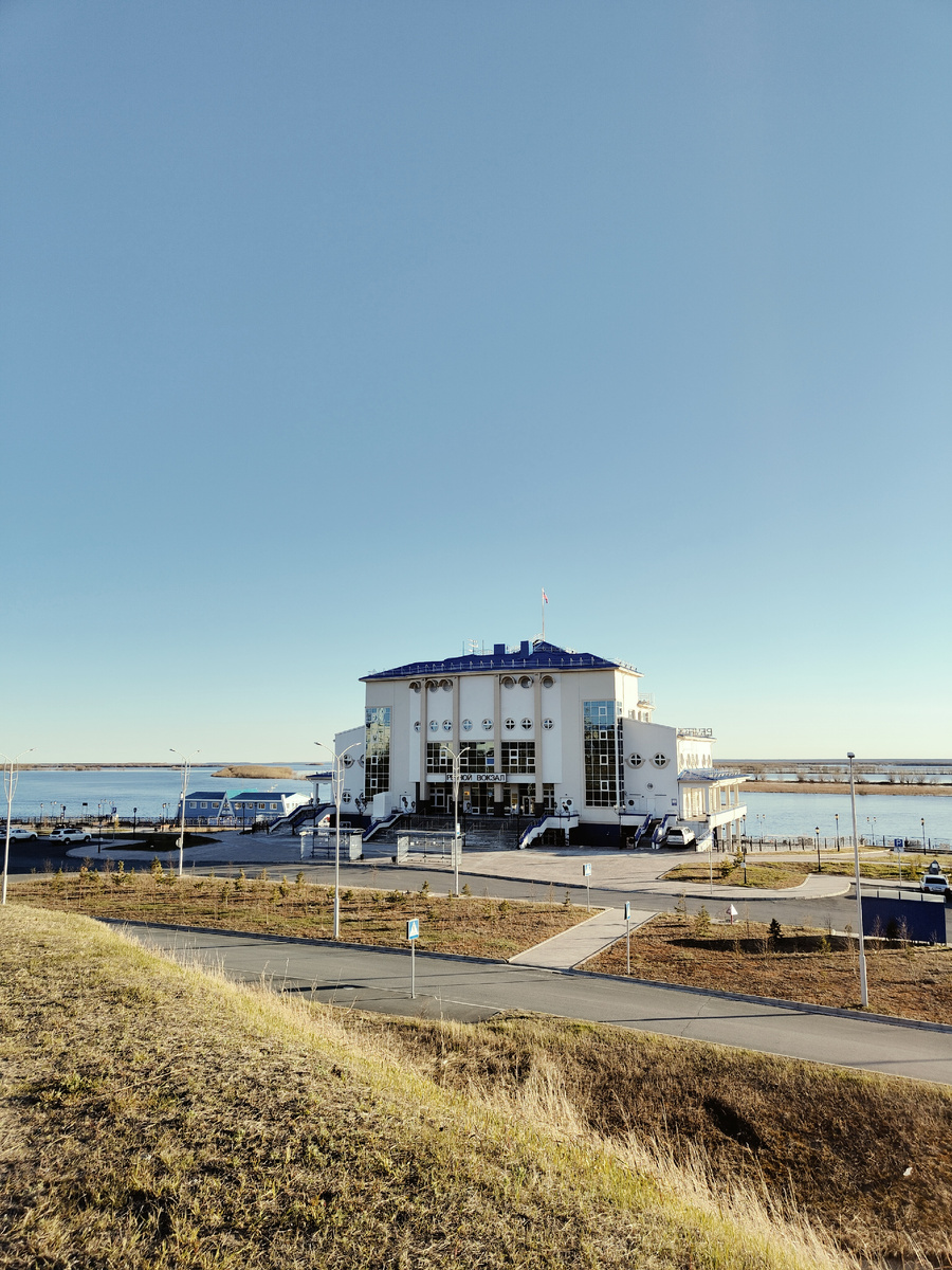 Речной вокзал Салехарда. Вид с холма. 