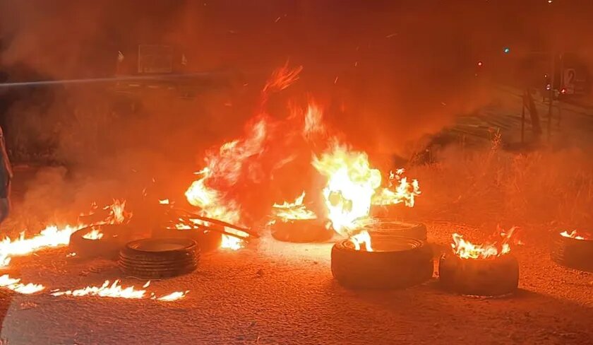 Горящие шины на форпосте Оз-Цион на Западном берегу во вторник вечером.