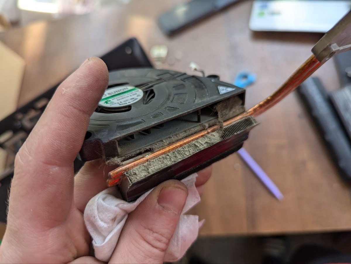 Вот на днях разбирал такой с валенком в системе охлаждения, а ноутбук до сих пор работает